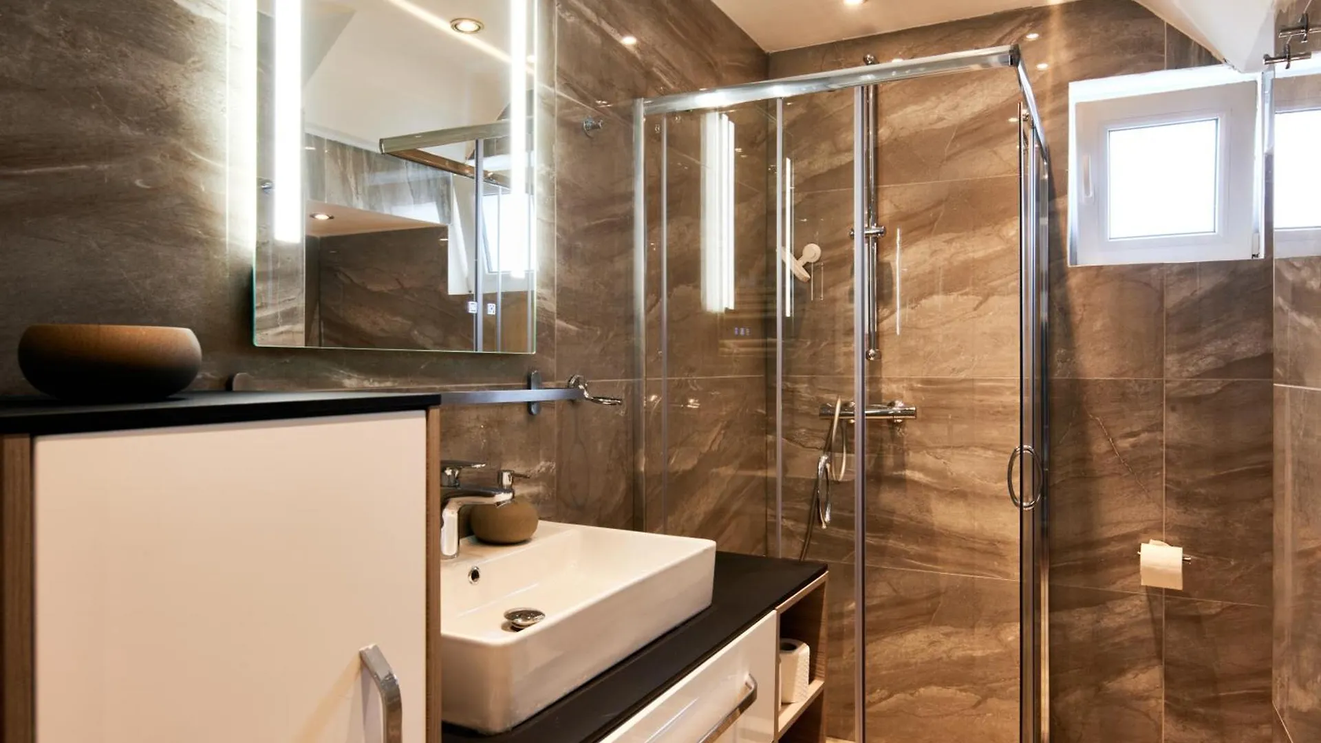 Luxurious 3Bd Villa In Prime Location Of Vienna W Jacuzzi Swimming Pool N Free Parking 0*,