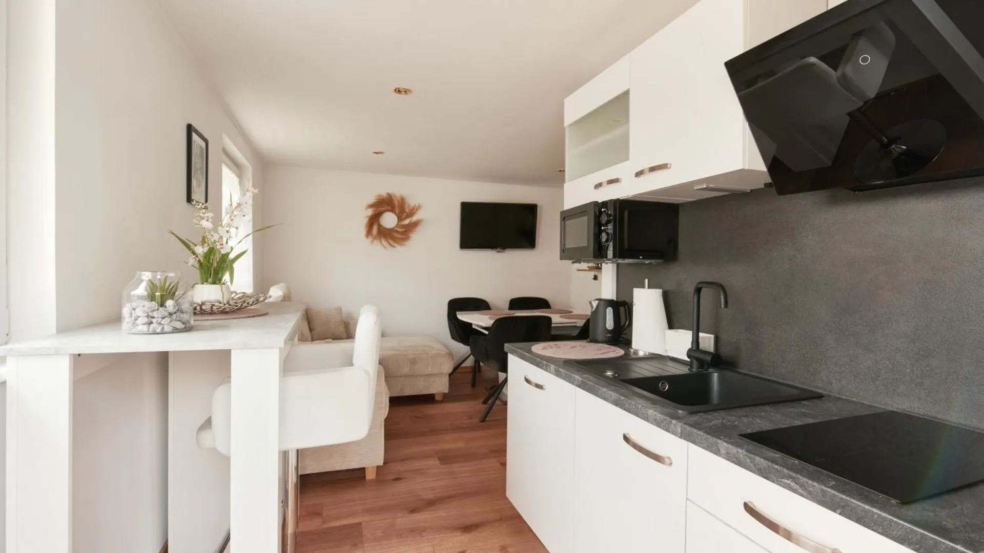 Luxurious 3Bd Villa In Prime Location Of Vienna W Jacuzzi Swimming Pool N Free Parking