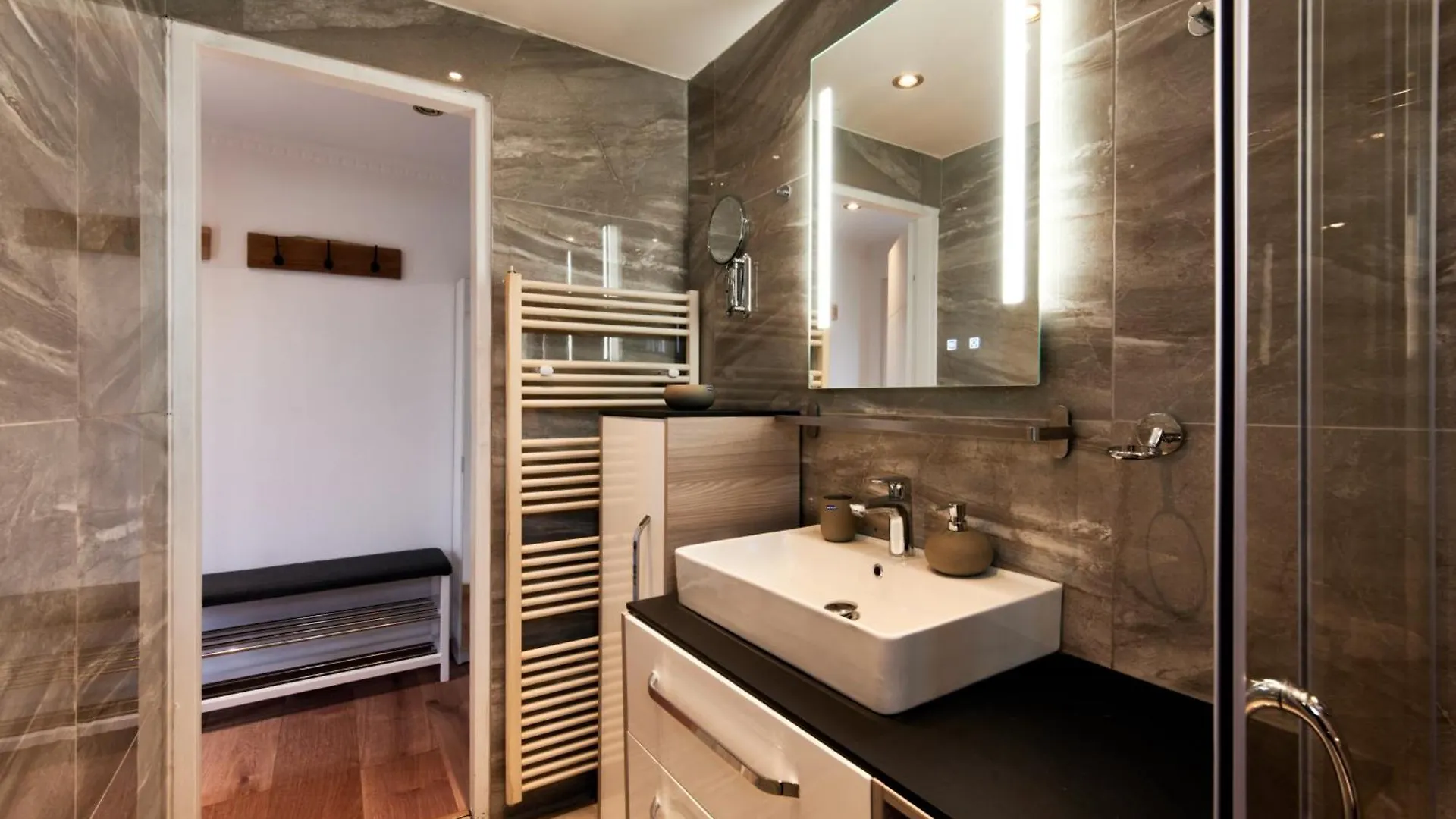 Luxurious 3Bd Villa In Prime Location Of Vienna W Jacuzzi Swimming Pool N Free Parking Lejlighed