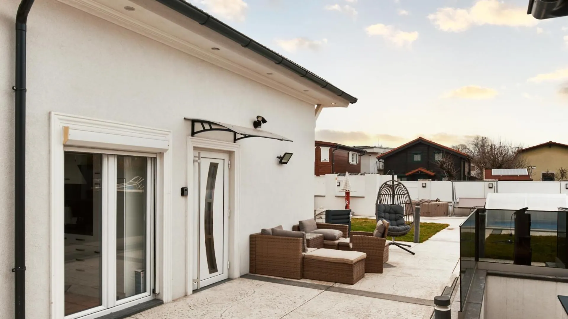 Luxurious 3Bd Villa In Prime Location Of Vienna W Jacuzzi Swimming Pool N Free Parking